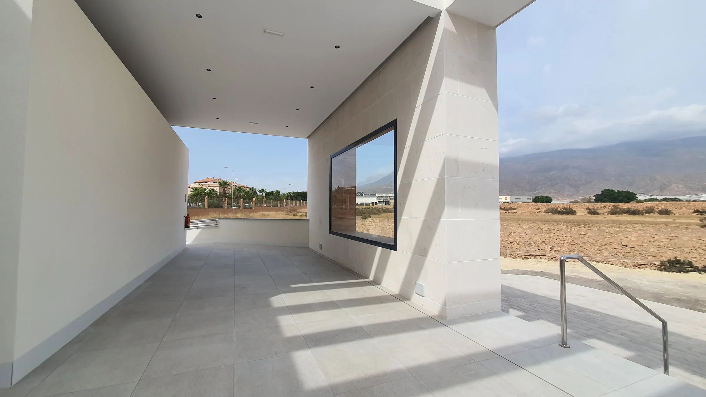 Interior con gran ventana orientada al entorno