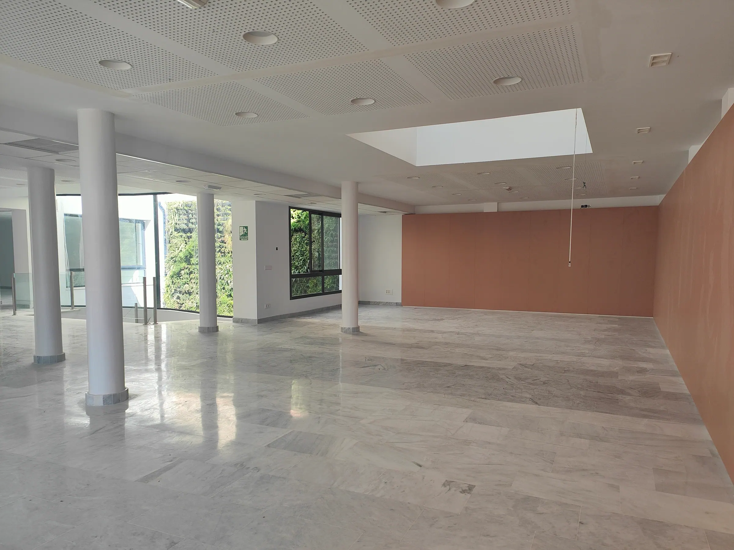 Sala diáfana con pilares y luz cenital