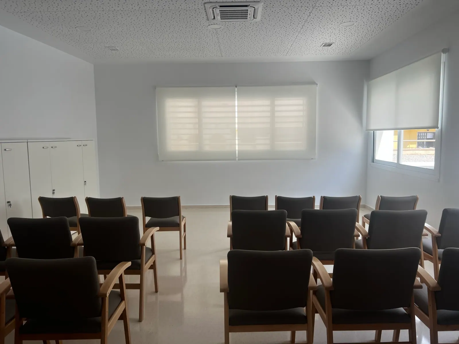 Sala de reuniones con luz natural