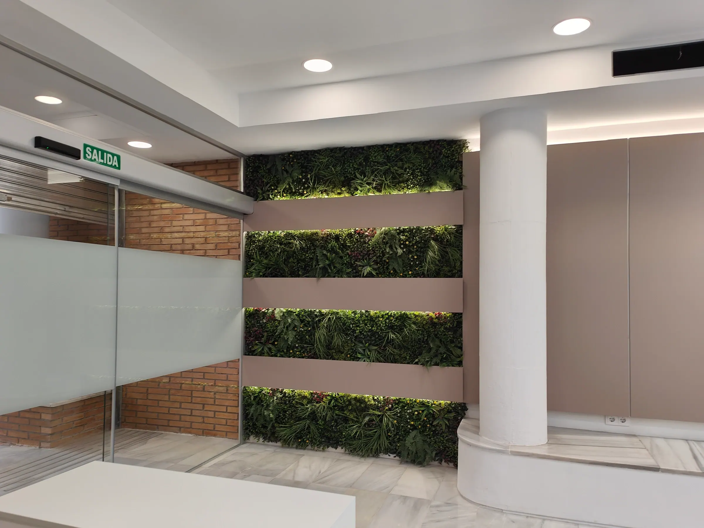 Detalle de los acabados interiores y superficies vegetales