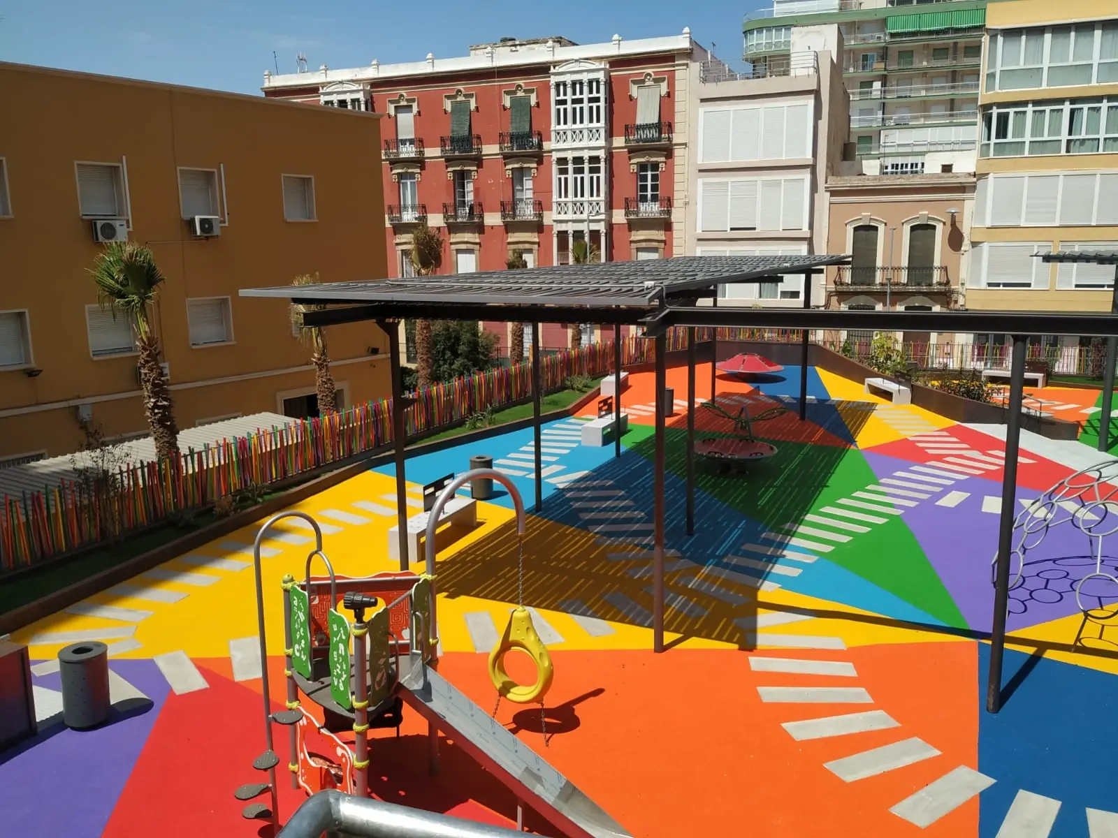 Juegos y áreas de sombra en la plaza