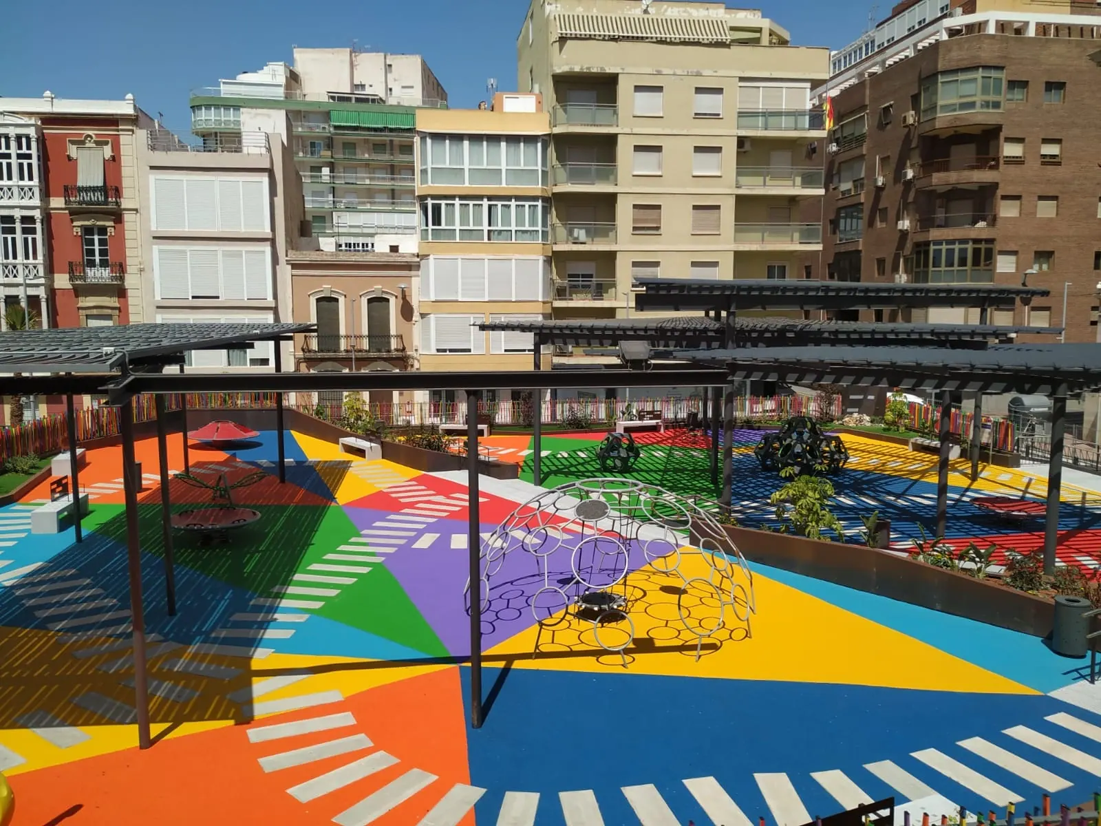 Zonas de juego y recorridos de la plaza