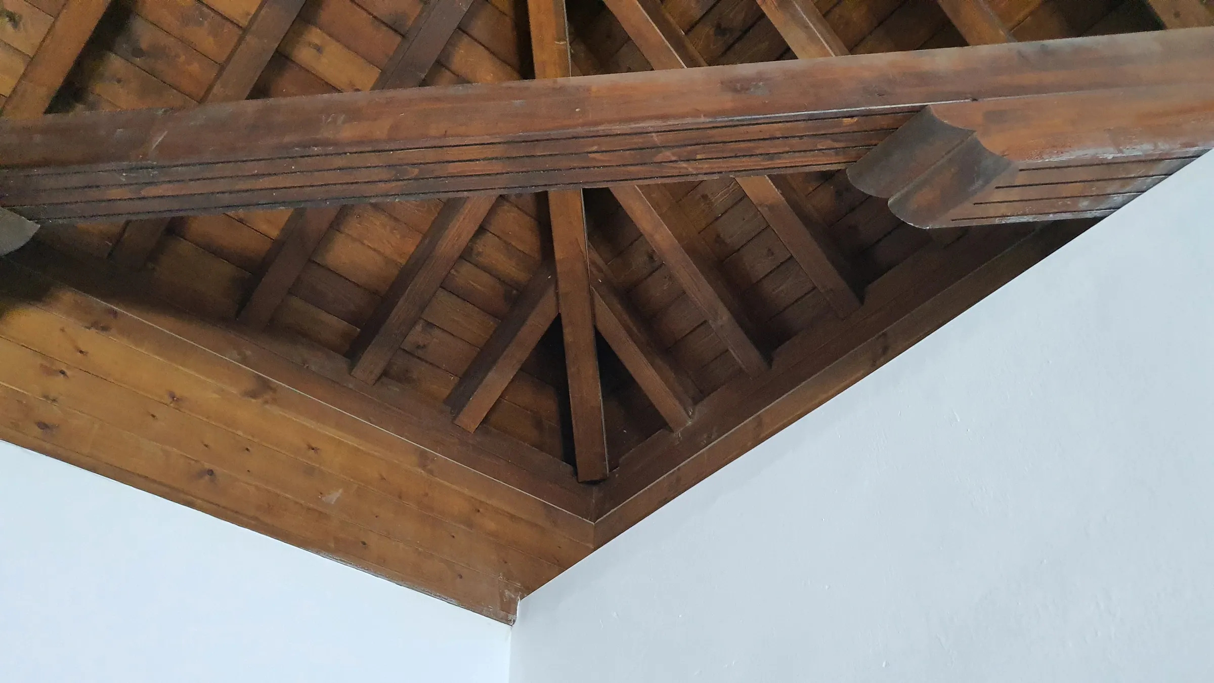 Encuentro de las piezas de madera de la cubierta