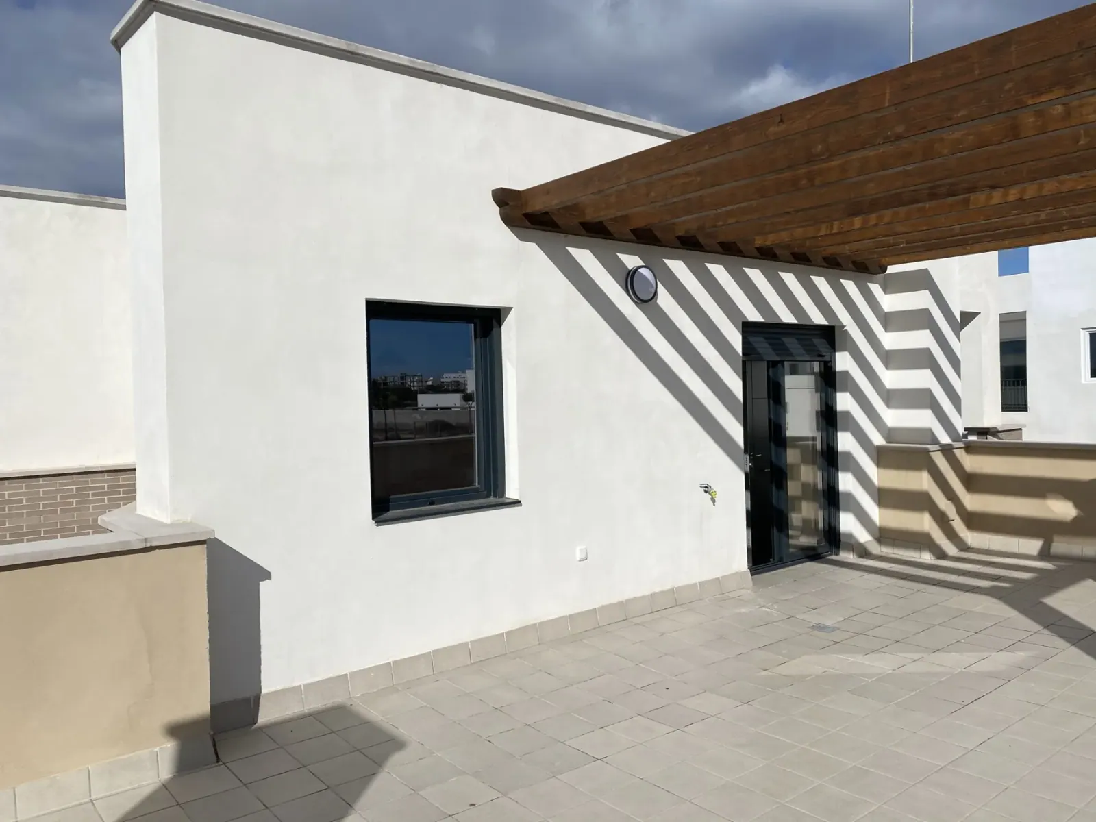 Terraza y pérgola de una vivienda