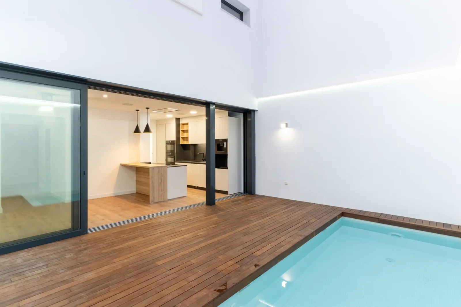 Relación entre el patio, la piscina y el interior de una vivienda