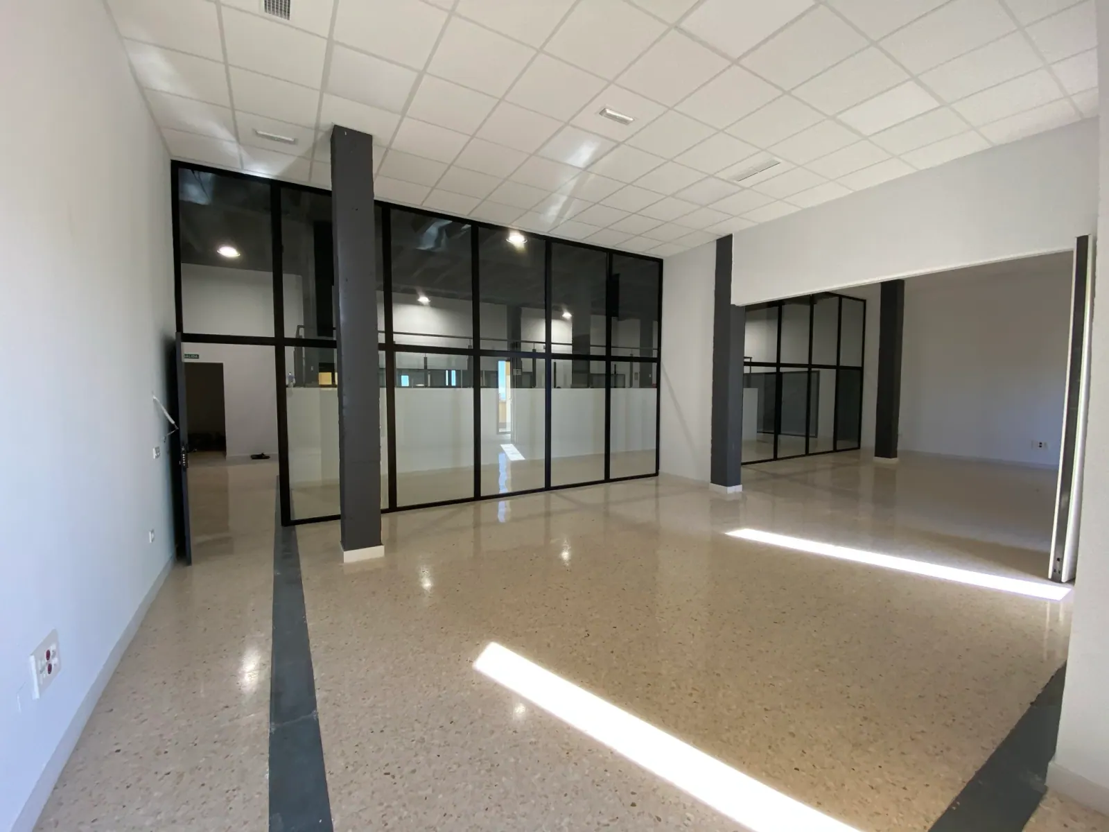 Aula con cerramientos de vidrio e iluminación natural