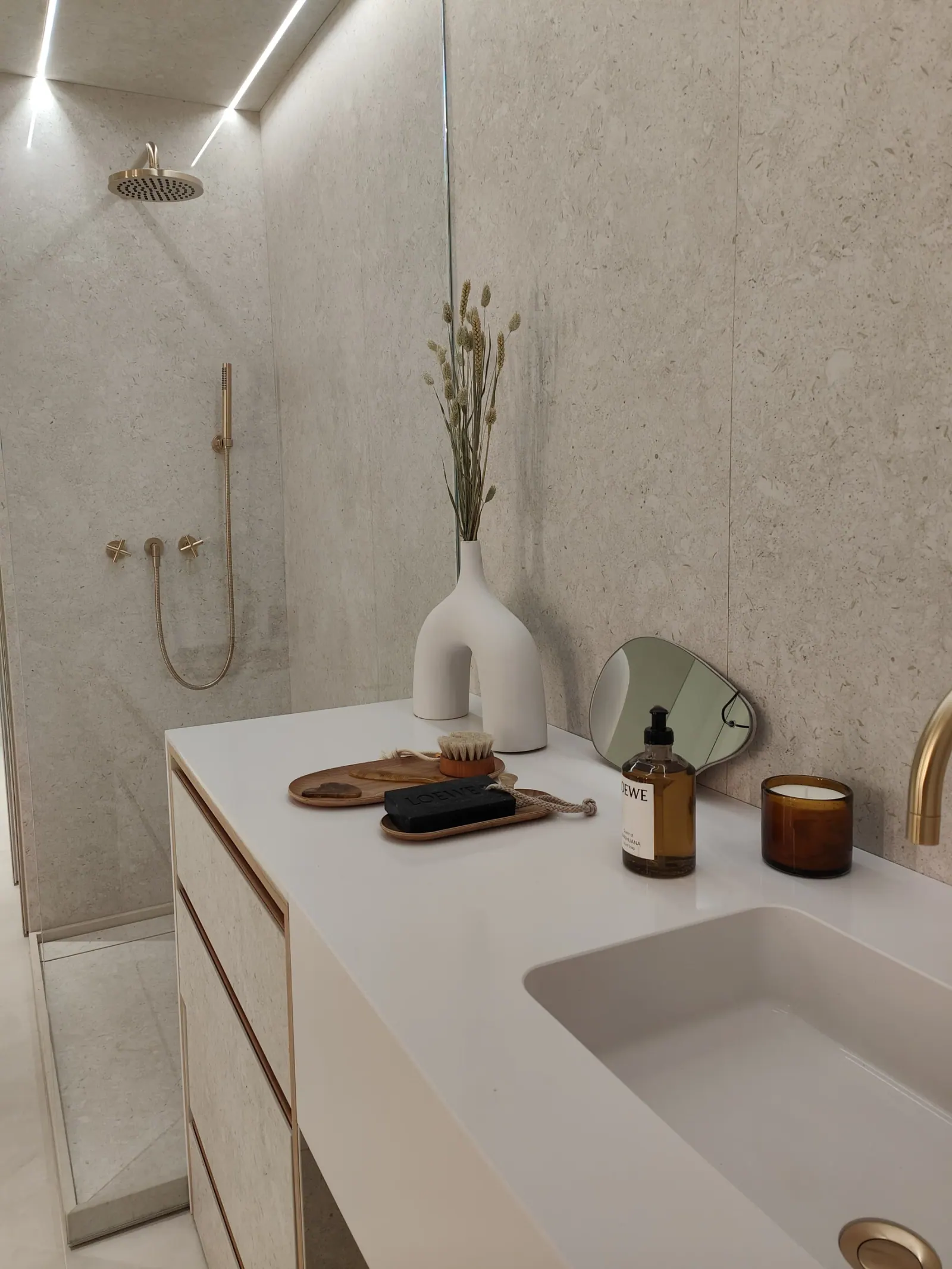 Detalle de lavabo y revestimientos del showroom
