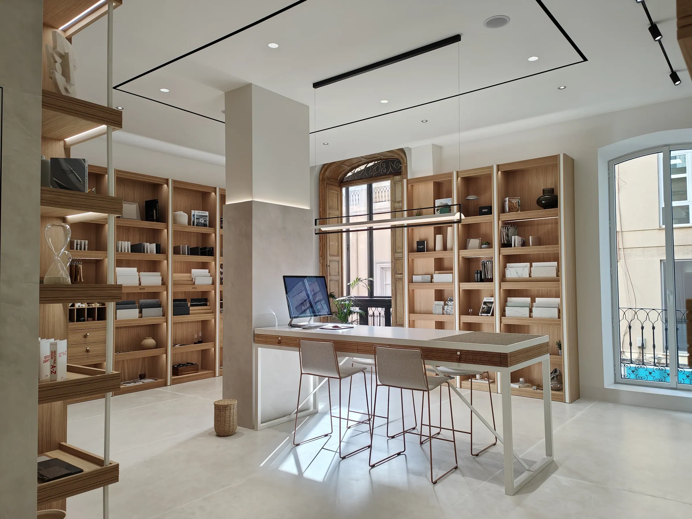 Biblioteca de muestras y mesa de trabajo del showroom