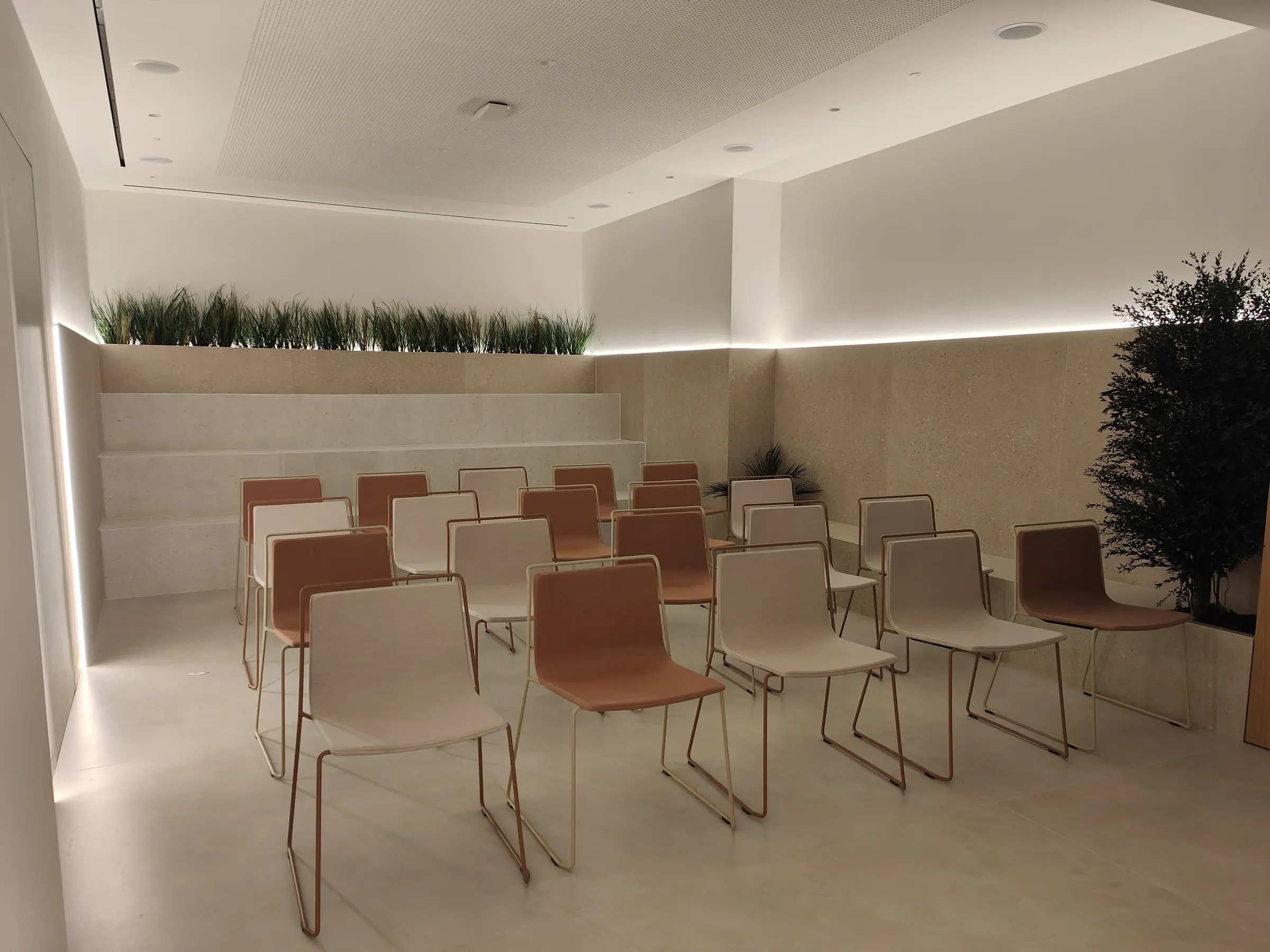 Sala de reuniones con iluminación integrada