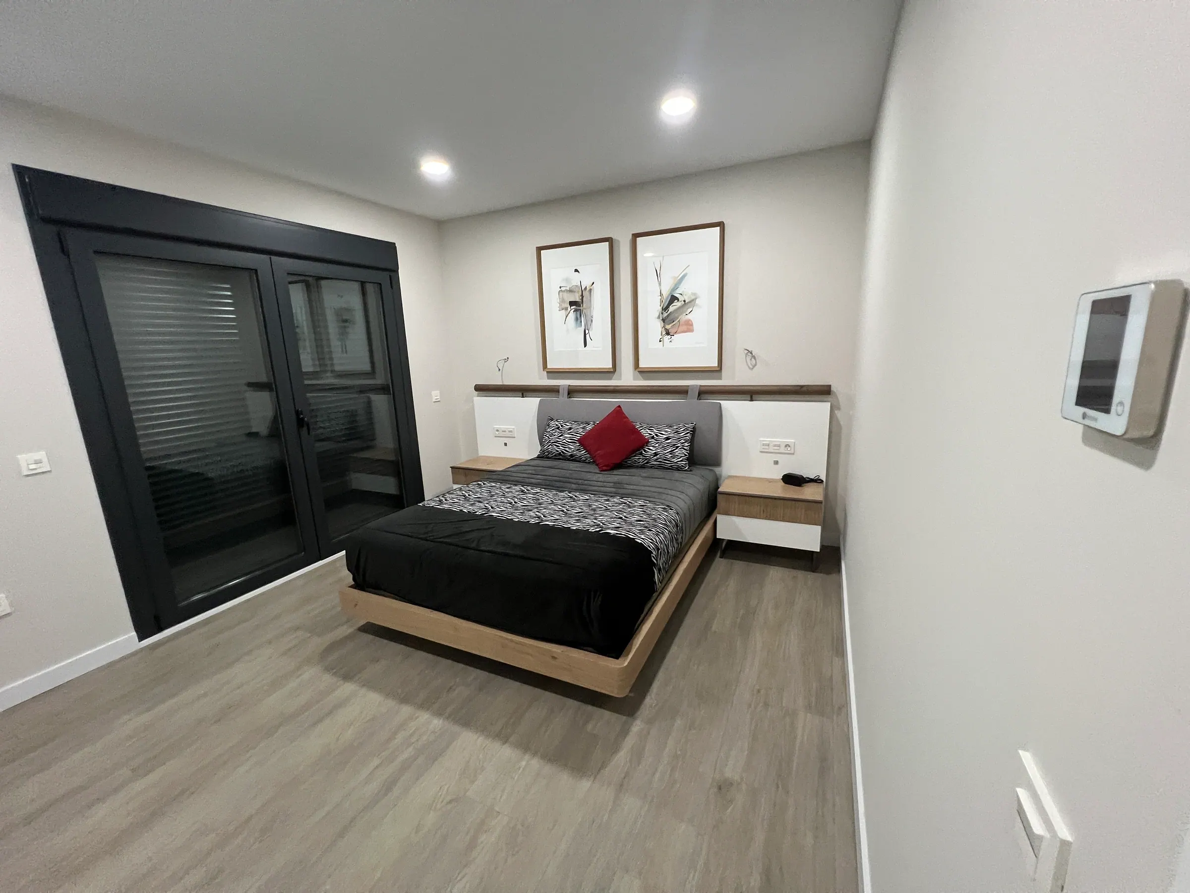 Dormitorio con pavimento continuo y grandes ventanas