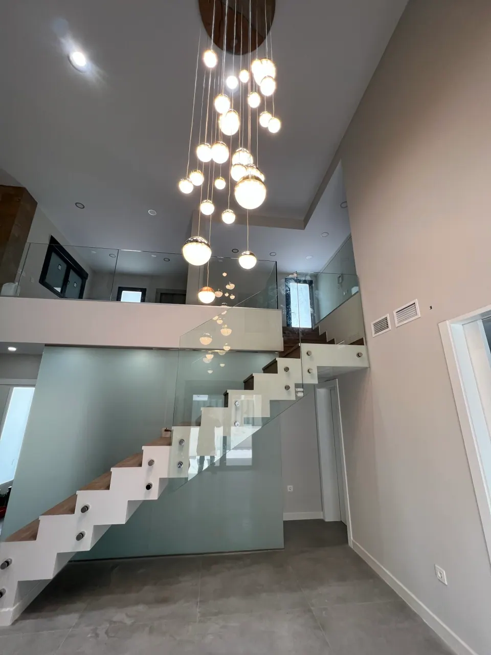 Escalera interior junto a barandillas de vidrio